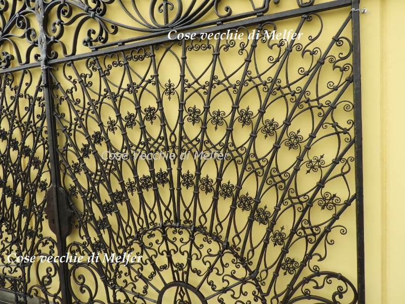 Cancello decorato in ferro battuto